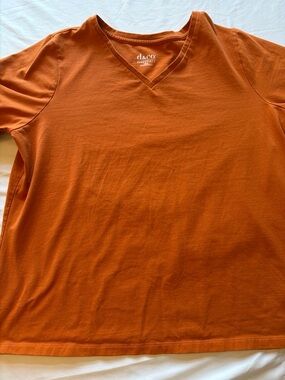 d&co Men’s V-Neck Short Sleeve Tee in Rust Orange